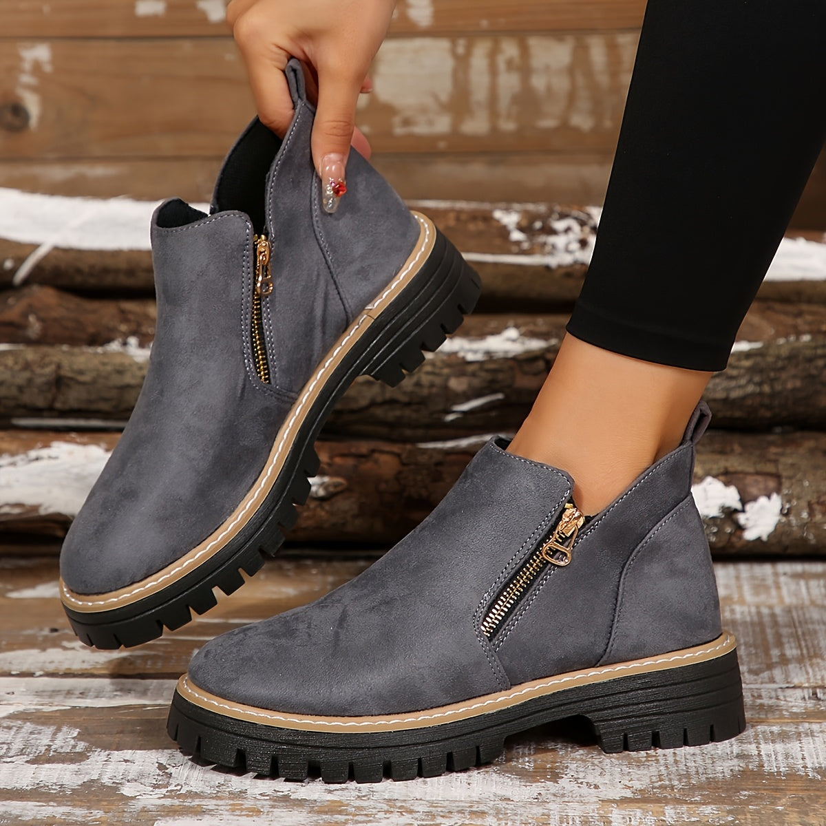 Mealla™ | Sturdy boots with zip closure