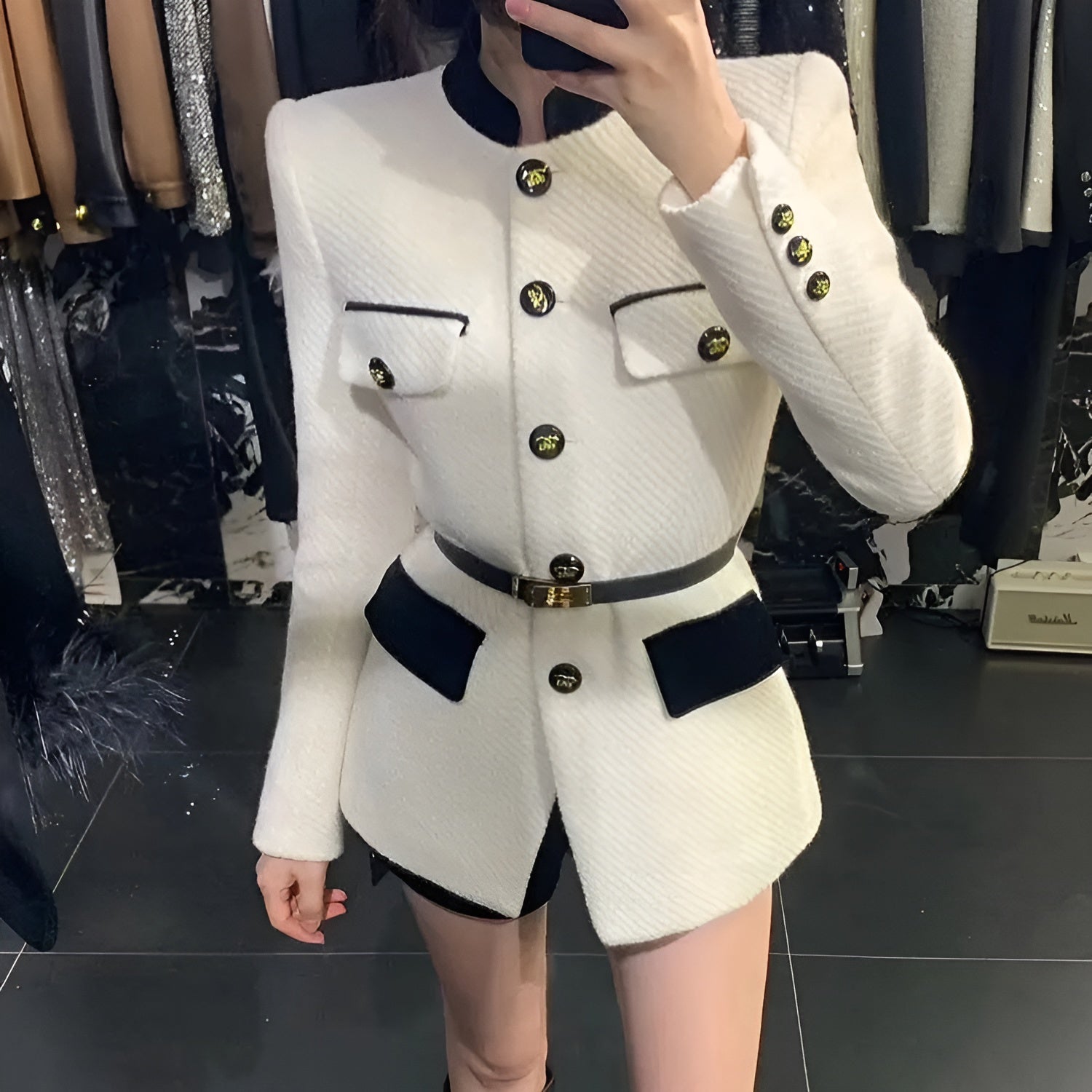 Chloé | Blazer structuré à boutons dorés et détails contrastés pour femme