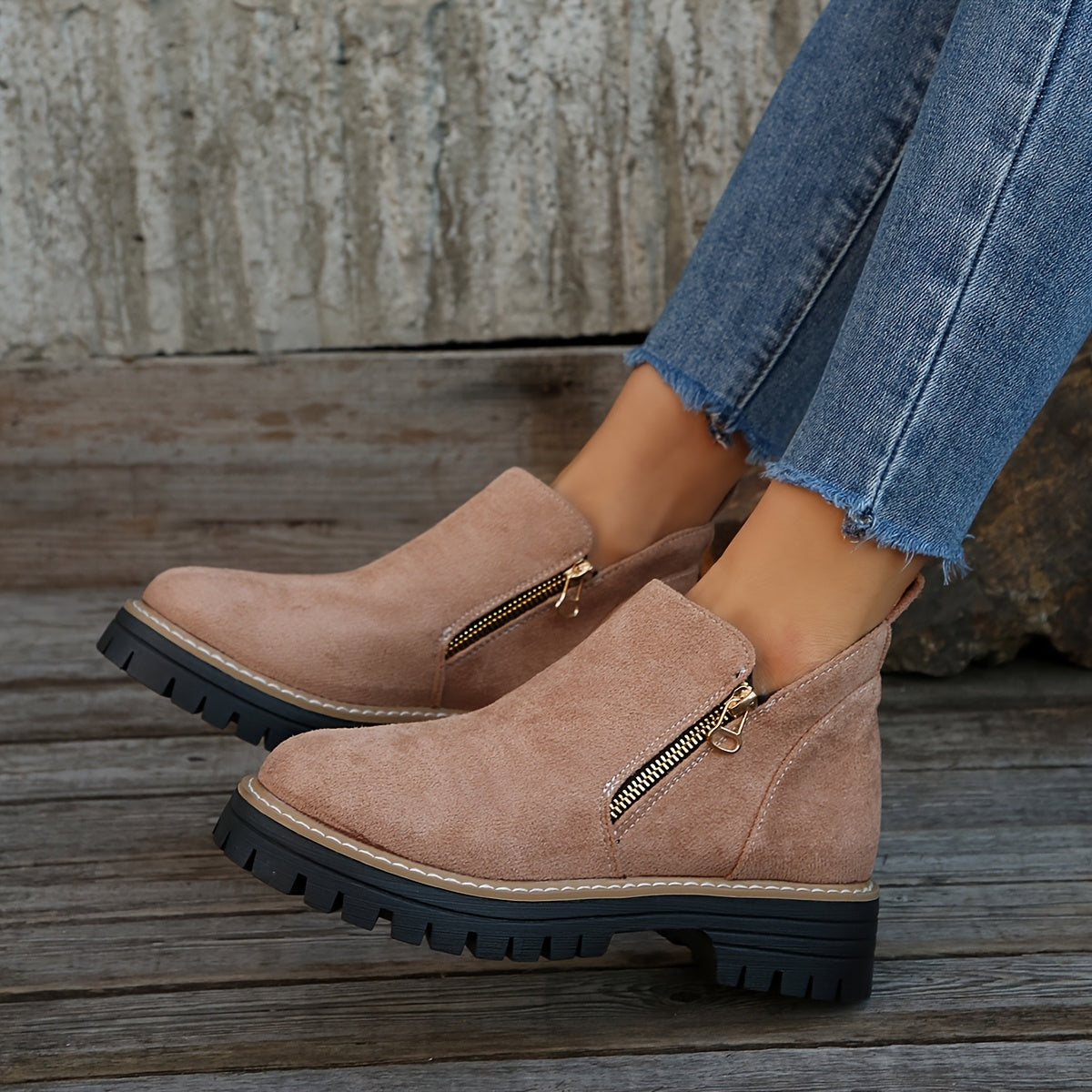 Mealla™ | Sturdy boots with zip closure