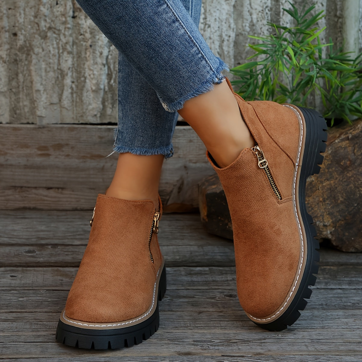 Mealla™ | Sturdy boots with zip closure