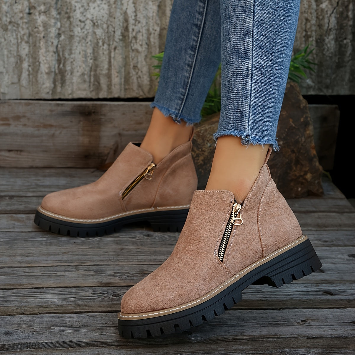 Mealla™ | Sturdy boots with zip closure